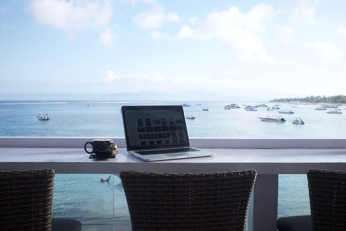 Espacio de trabajo con laptop y vista al mar en Puerto Escondido, ideal para workation.